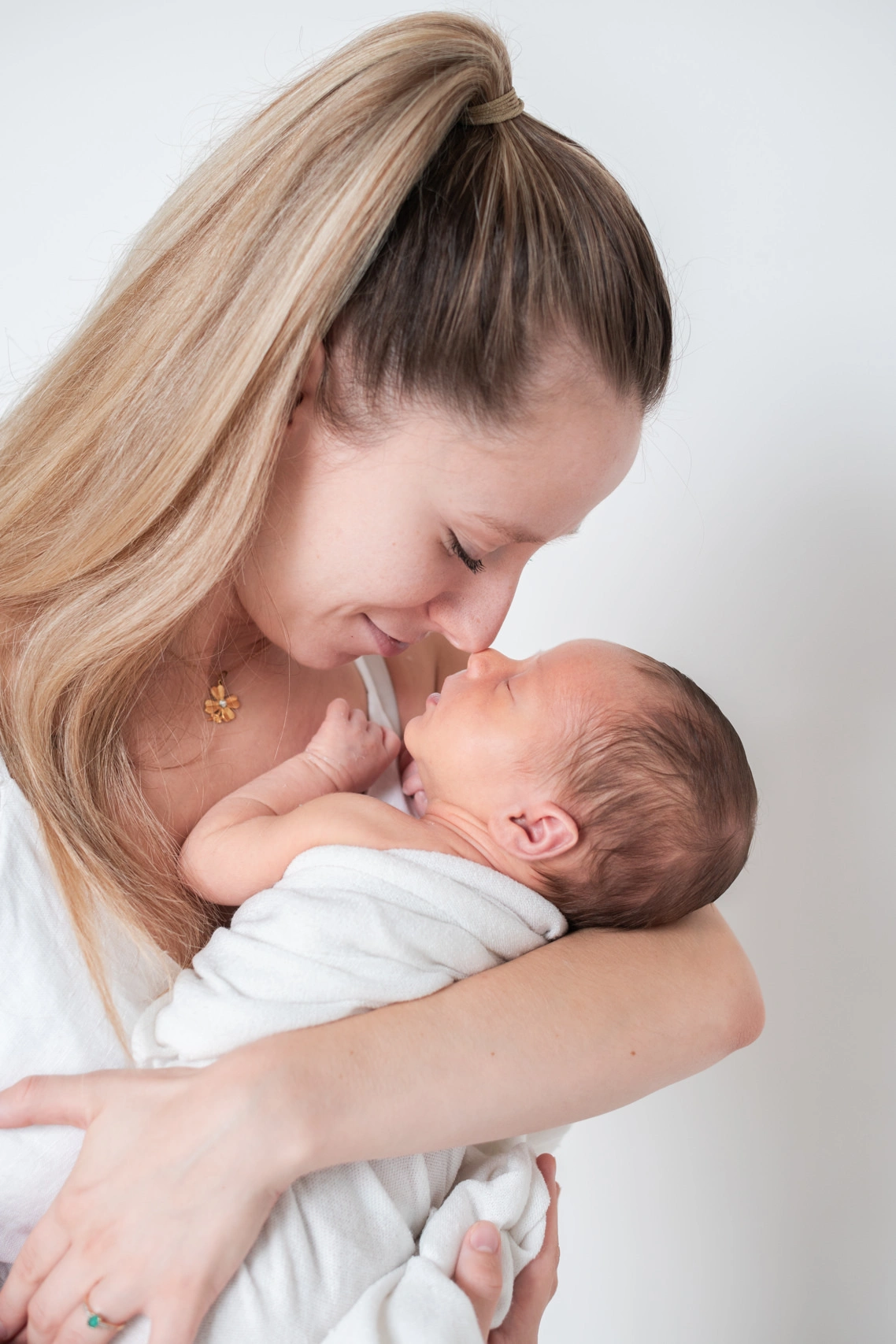 Photo d'un nouveau-né et sa maman lors de sa séance photo de naissance