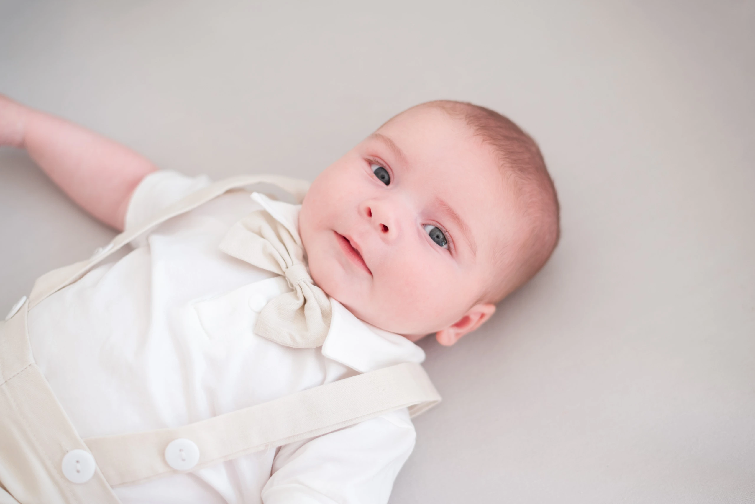 Portrait d'un bébé lors d'une séance photo famille à domicile dans le sud de la Seine et Marne