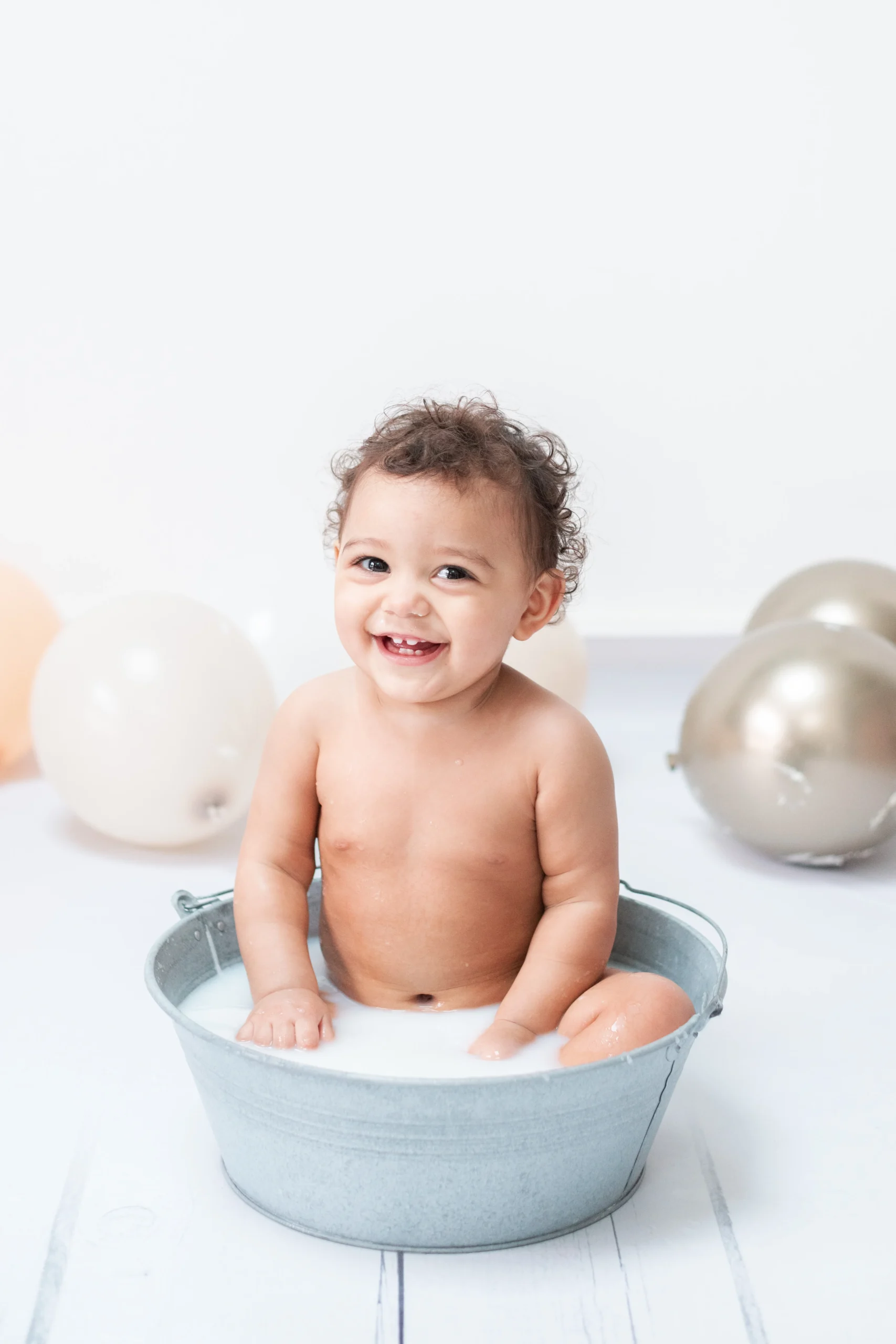 Photo d'un bébé lors d'une séance photo à domicile pour son premier anniversaire