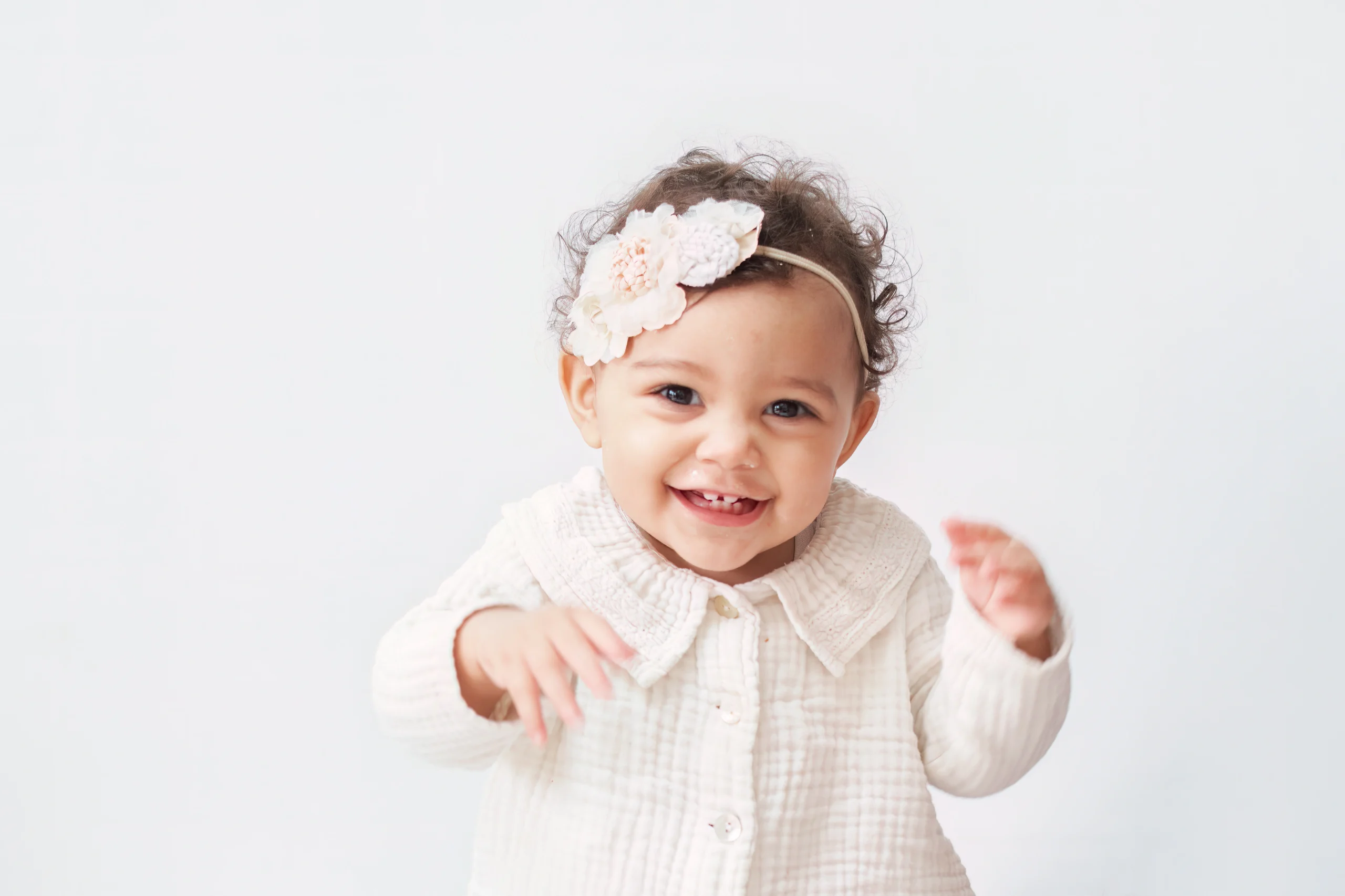 Photo d'un bébé lors d'une séance photo à domicile pour son premier anniversaire