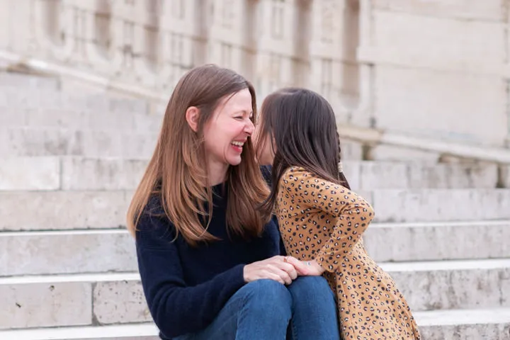 Mère et sa fille lors d'un moment de complicité et de tendresse lors de leur séance photo au Château de Fontainebleau