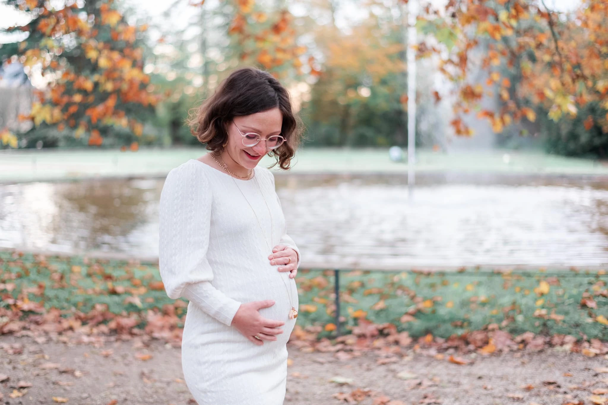 Femme enceinte lors d'une séance photo de grossesse en extérieur en Ile de France