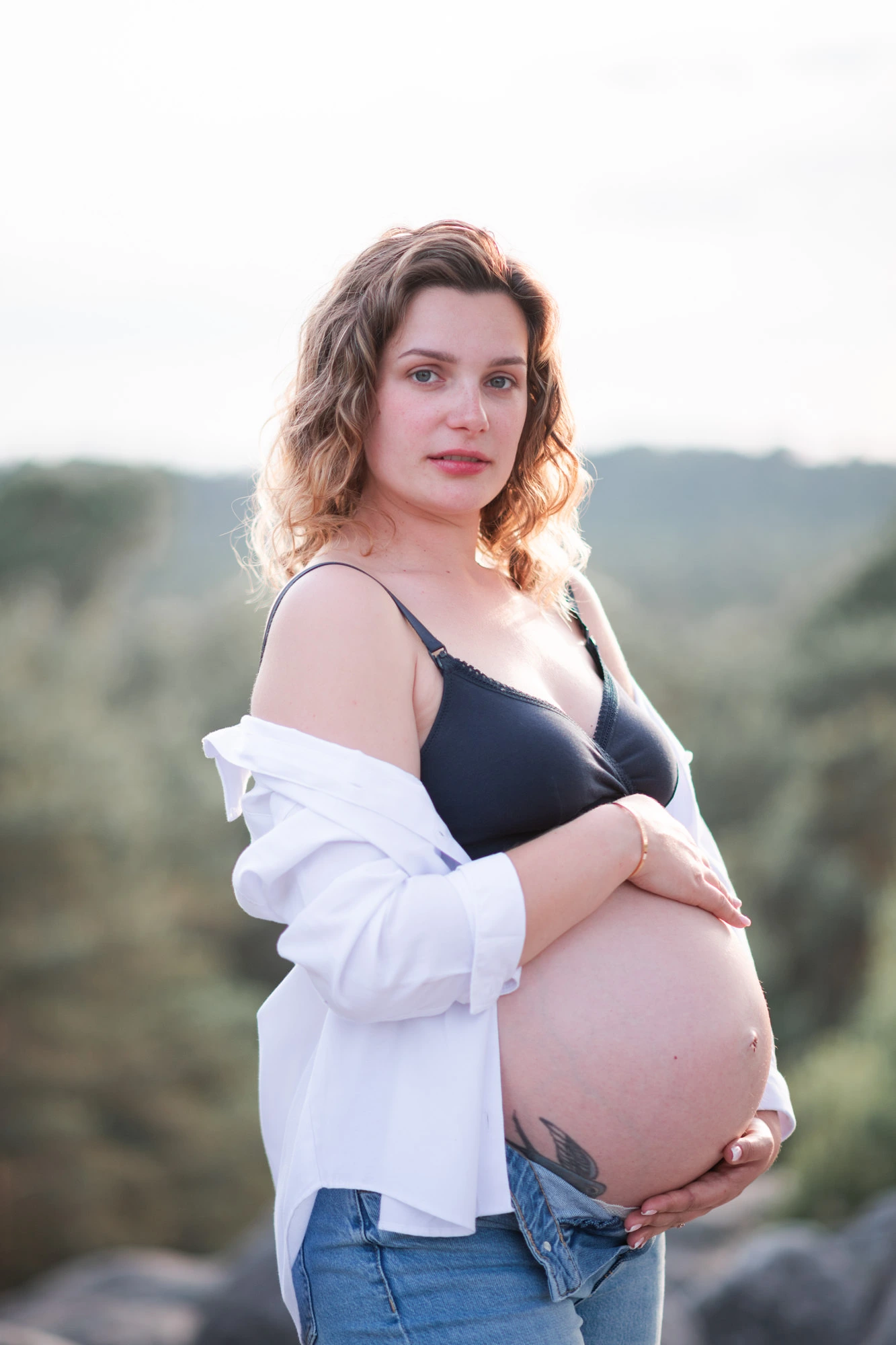 Femme enceinte lors d'une séance photo de grossesse en forêt de Fontainebleau à Barbizon