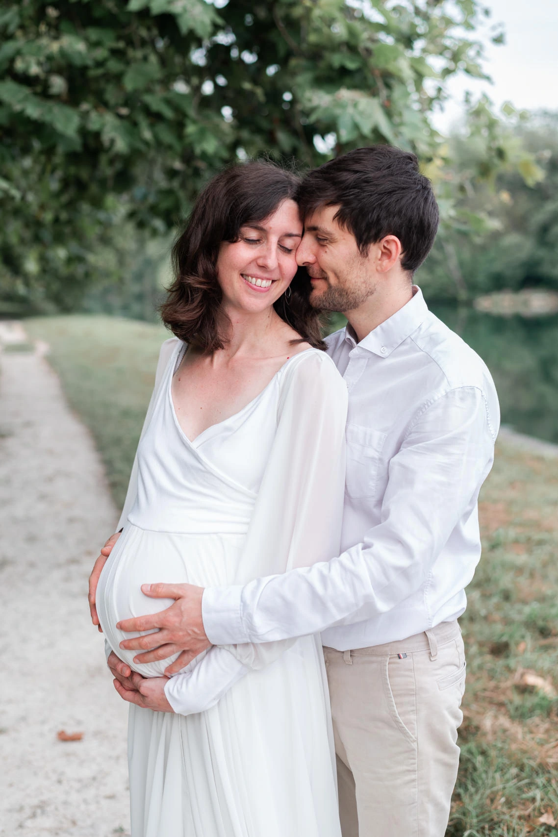 Couple de futurs parents lors d'une séance photo grossesse sur les bords de Seine en Seine et Marne à Samois sur Seine