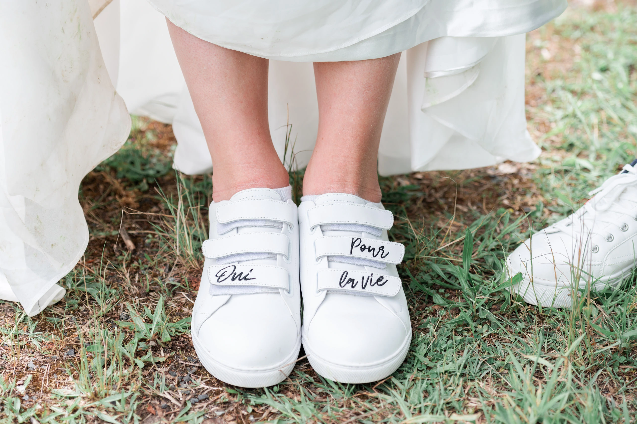 Baskets portées par une mariée avec l'inscription 