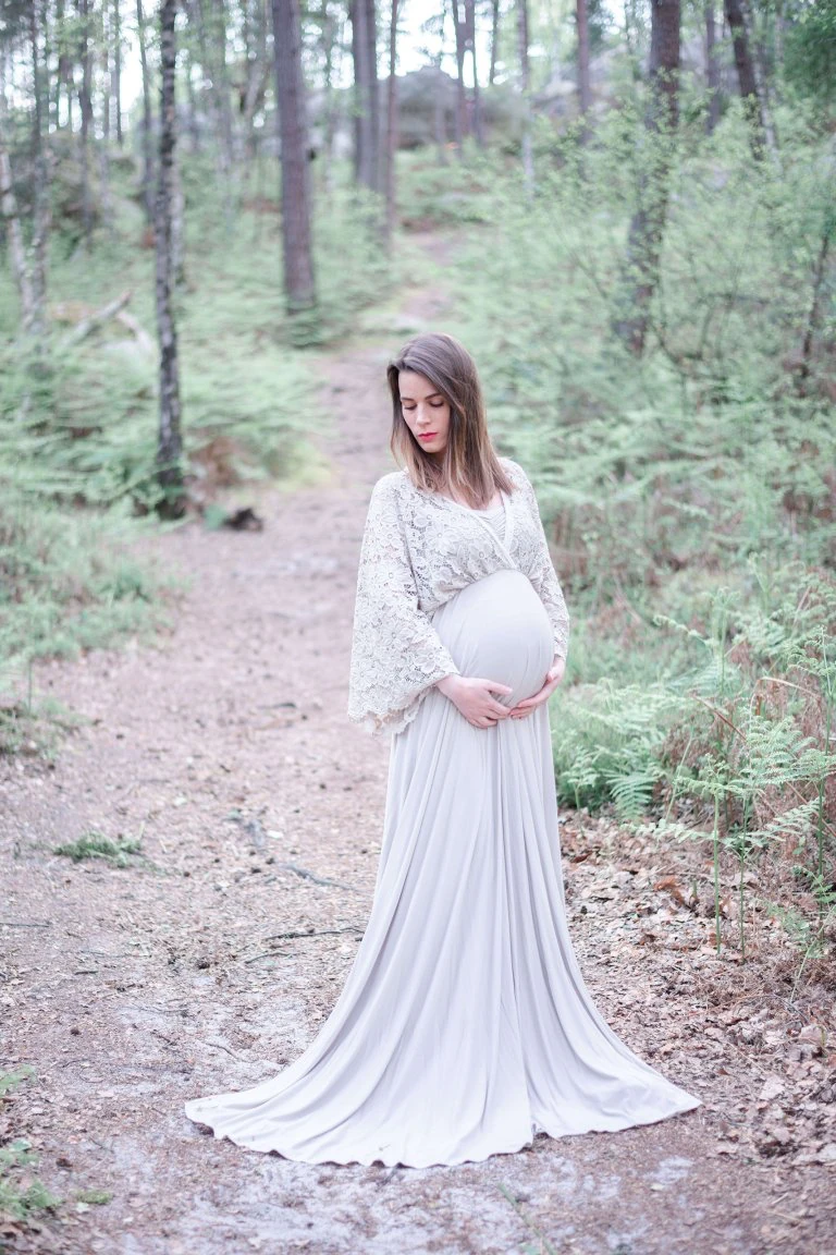 Femme enceinte lors de sa séance photo de grossesse en forêt de Fontainebleau