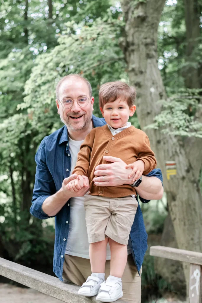Un papa et son fils pendant une séance photo famille dans le bois de Vincennes