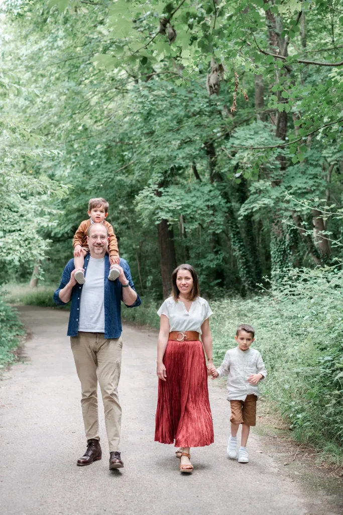 Une famille avec un papa, une maman et deux garçons lors d'une séance photo en famille
