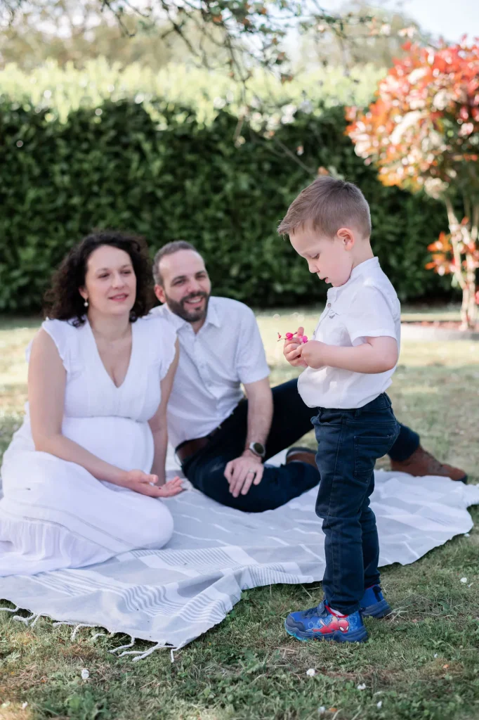 Famille dans leur jardin lors d'une séance photo à domicile à Fontainebleau
