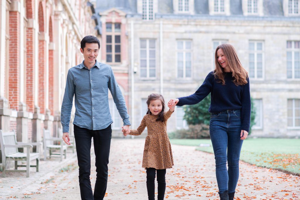 Famille qui se donne la main dans le jardin de Diane / château de Fontainebleau