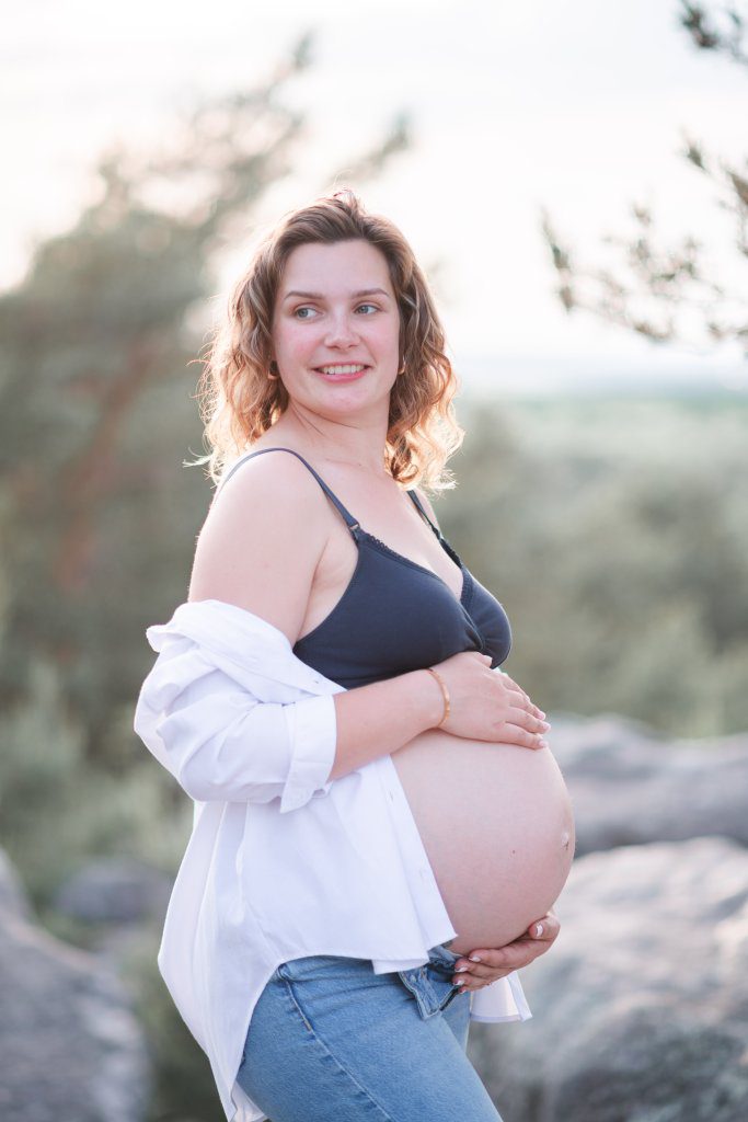 femme enceinte lors de son shooting photo en surplomb des gorges d'apremont