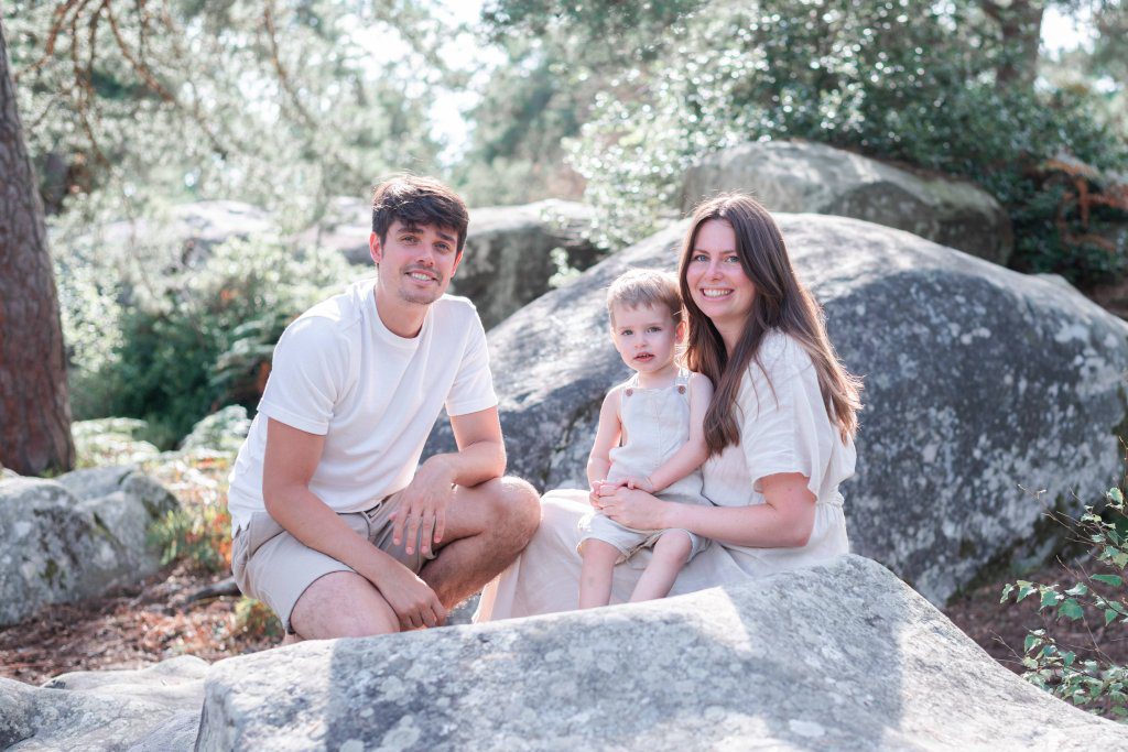 famille sur un rocher lors d'une séance photo aux gorges de franchard