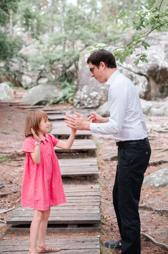 famille au rocher Canon en forêt de Fontainebleau lors de sa séance photo en famille