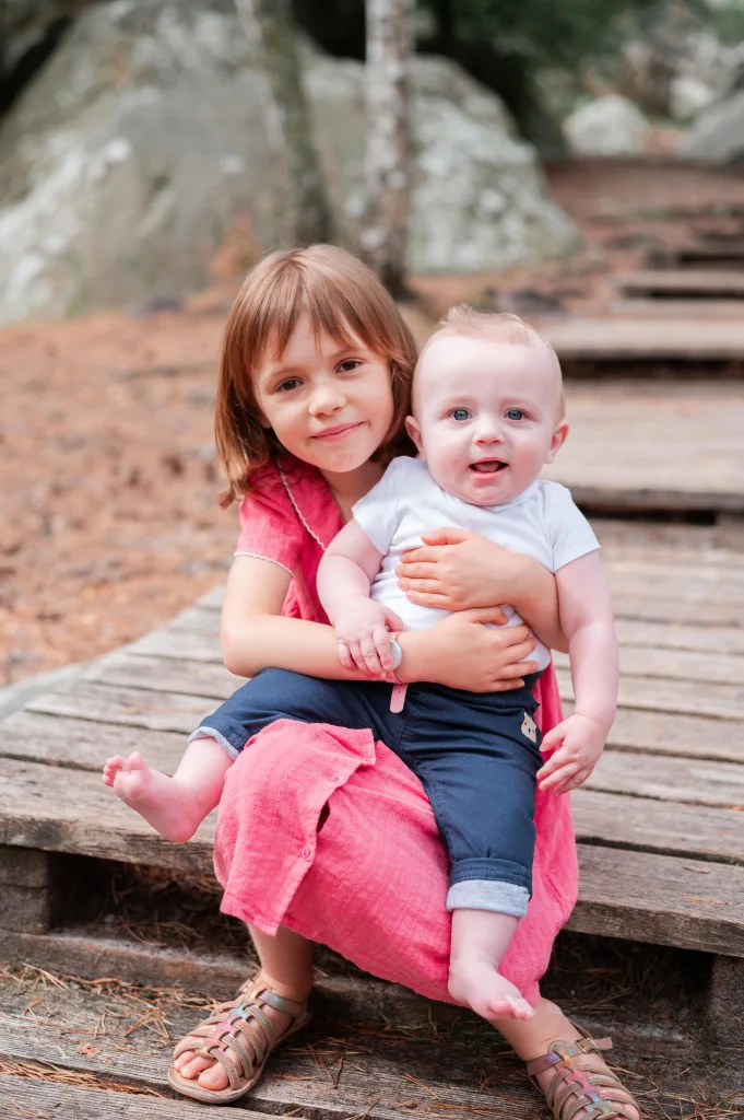 famille au rocher Canon en forêt de Fontainebleau lors de sa séance photo en famille