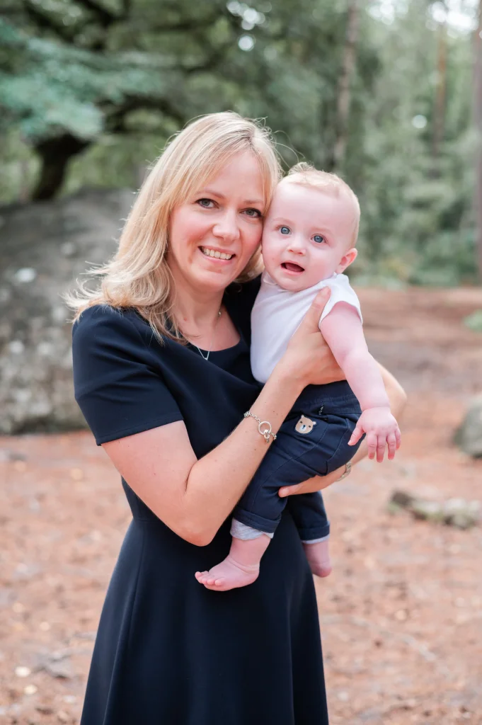 famille au rocher Canon en forêt de Fontainebleau lors de sa séance photo en famille