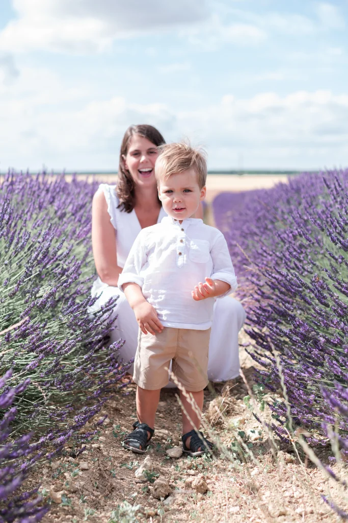 famille dans les champs de lavande près de fontainebleau pour la séance photo de grossesse réalisée en famille avec garçon de 2 ans