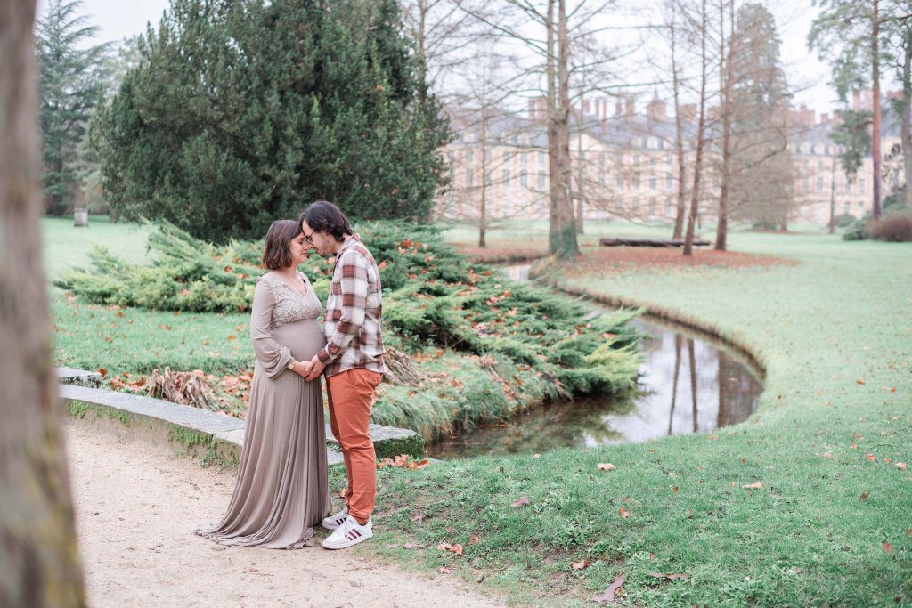 couple avec femme enceinte dans le jardin anglais du château de fontainebleau, lors d'une séance photo