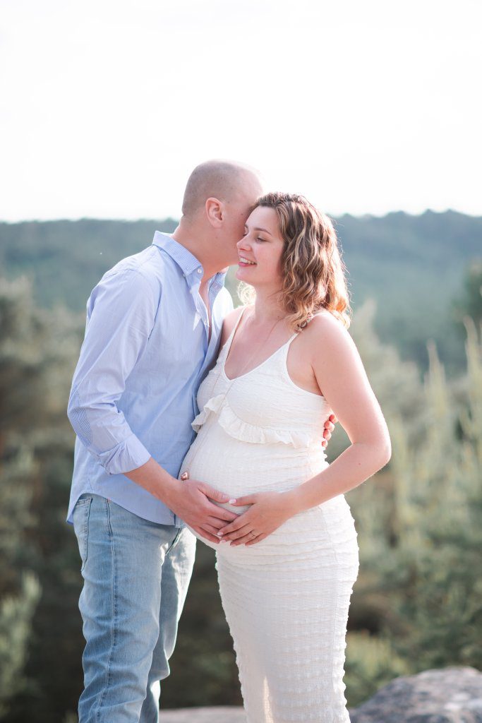 couple avec femme enceinte lors de leur séance photo de grossesse dans les hauteurs des gorges d'apremont