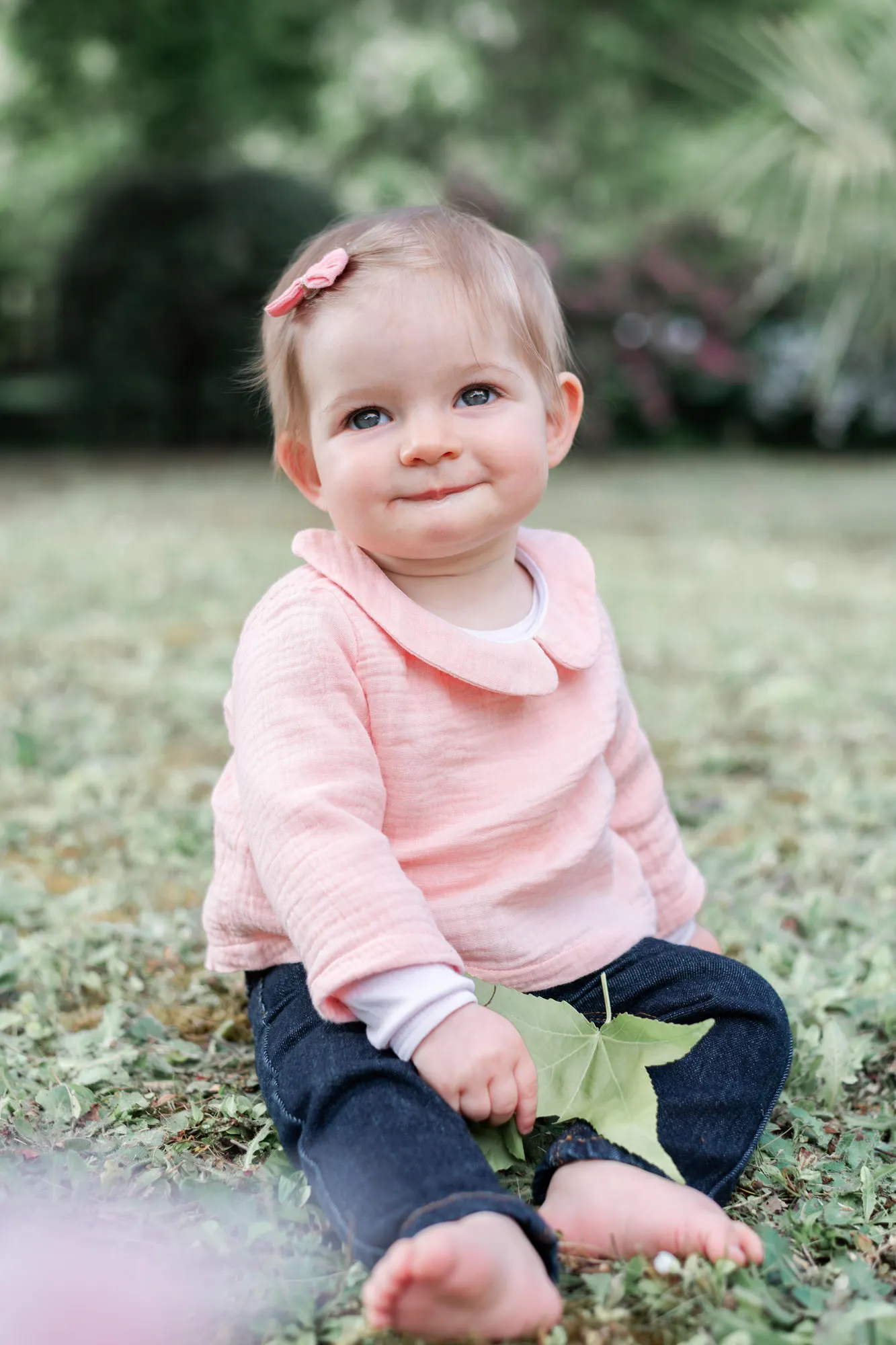 Photo de bébé qui tient assis dans son jardin près de Melun